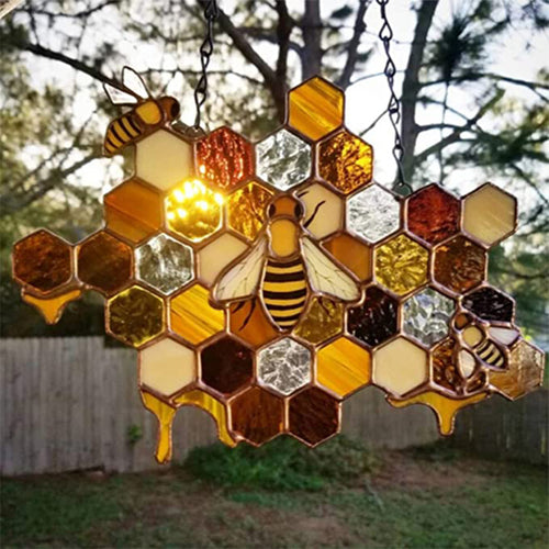 Ámbar Alado: Colgante Artesanal de Jardín